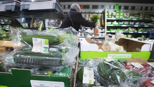 Fruites i verdures envasades en plàstic en un supermercat de Barcelona. | FERRAN NADEU