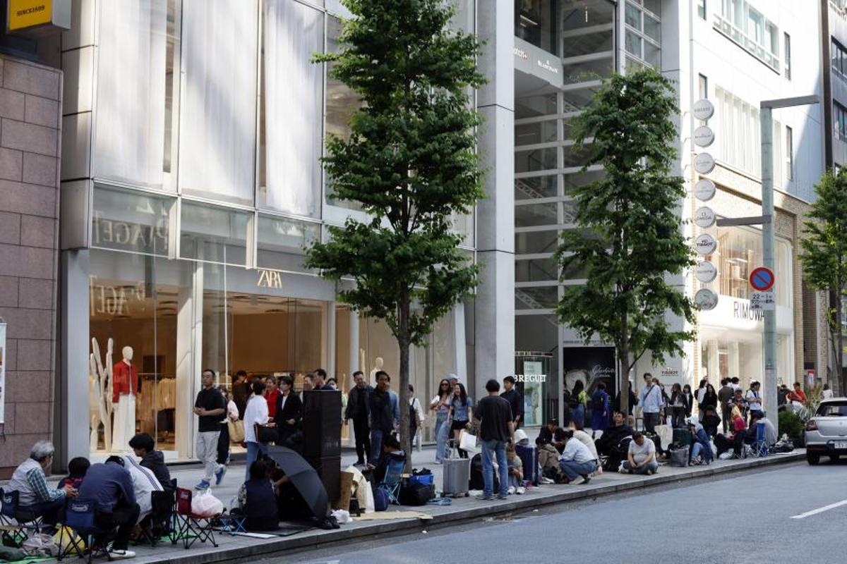 Personas hacen cola cerca de la tienda Swatch NGHC Ginza en Tokio, Japón, el 15 de mayo de 2026