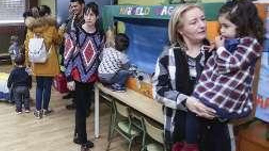 Familias, ayer, en el colegio Marcelo Gago.