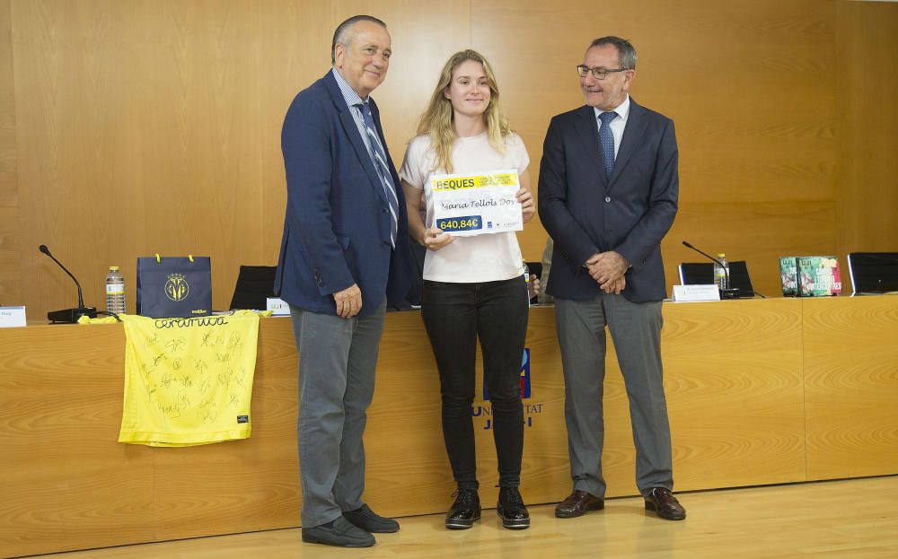 Entrega de las becas Endavant Formació del Villarreal CF