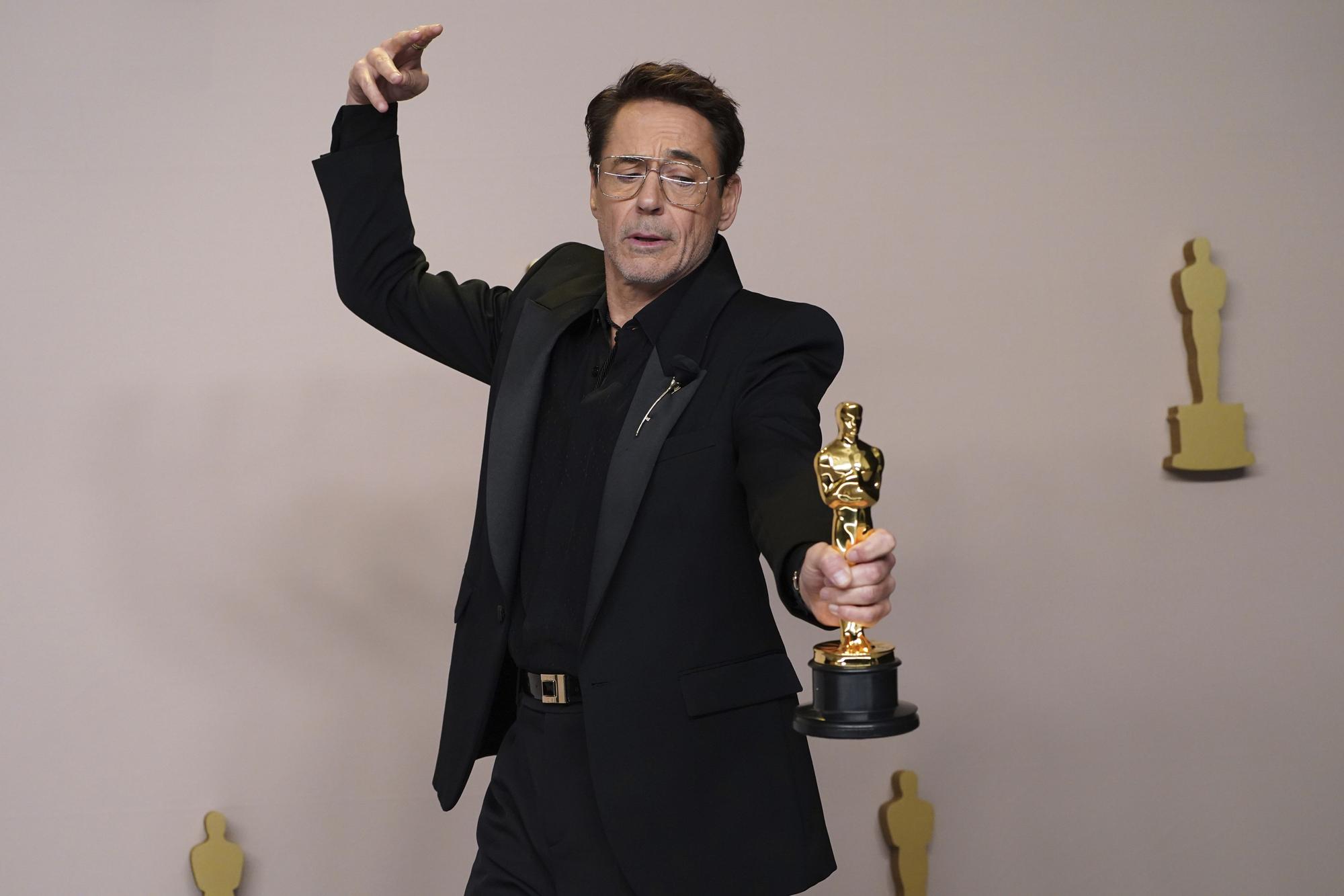 Robert Downey Jr. poses with the award for best performance by an actor in a supporting role for "Oppenheimer" in the press room at the Oscars on Sunday, March 10, 2024, at the Dolby Theatre in Los Angeles. (Photo by Jordan Strauss/Invision/AP) Associated Press/LaPresse Only Italy and Spain / EDITORIAL USE ONLY/ONLY ITALY AND SPAIN