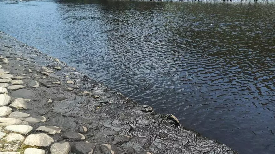 VÍDEO | Así está la zona de baño de Porto de Sanabria: la tormenta llena las orillas de ceniza