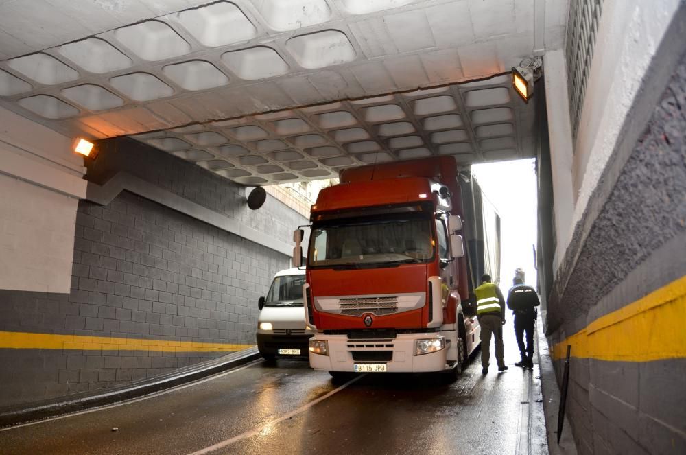 El conductor no se percató de las señales que advierten de las dimensiones del túnel y descendió la rampa.