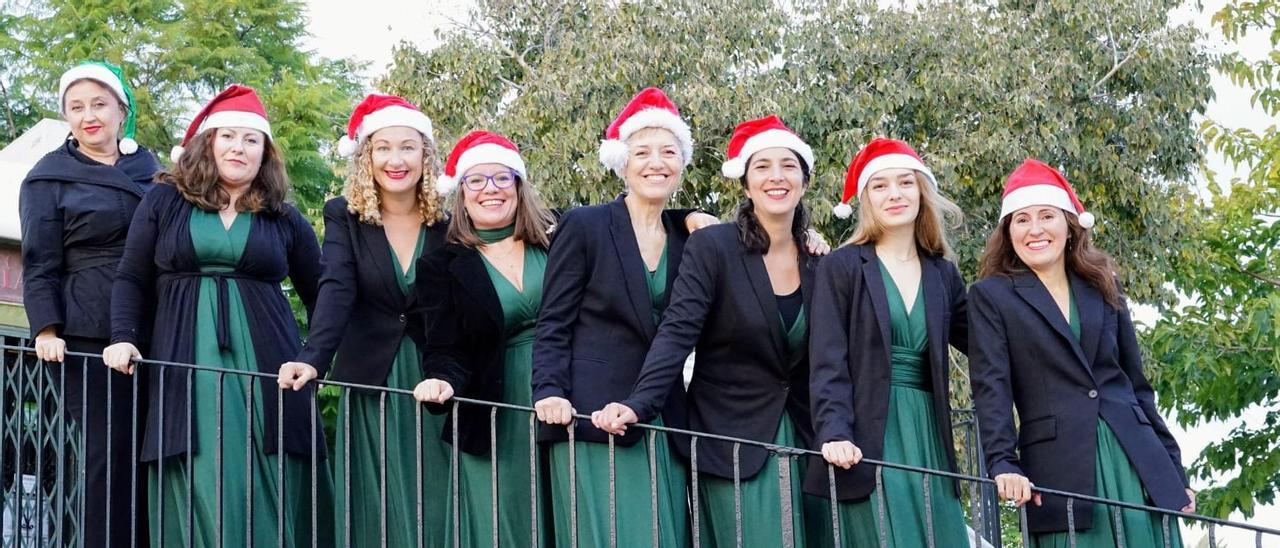 Las integrantes del coro femenino Encantades, con su directora, Elena Prokhorova.