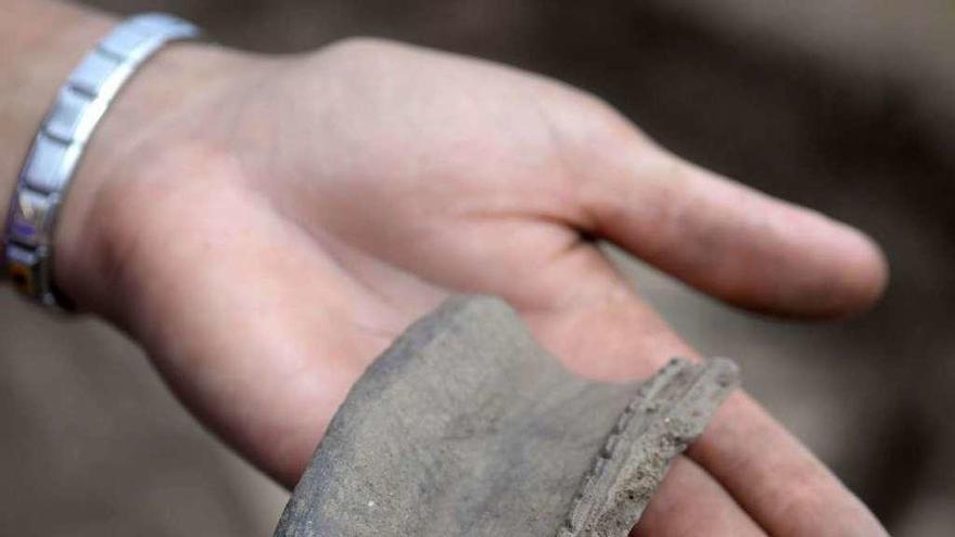 Pieza de cerámica encontrada ayer en las excavaciones de Cálago. // Noé Parga