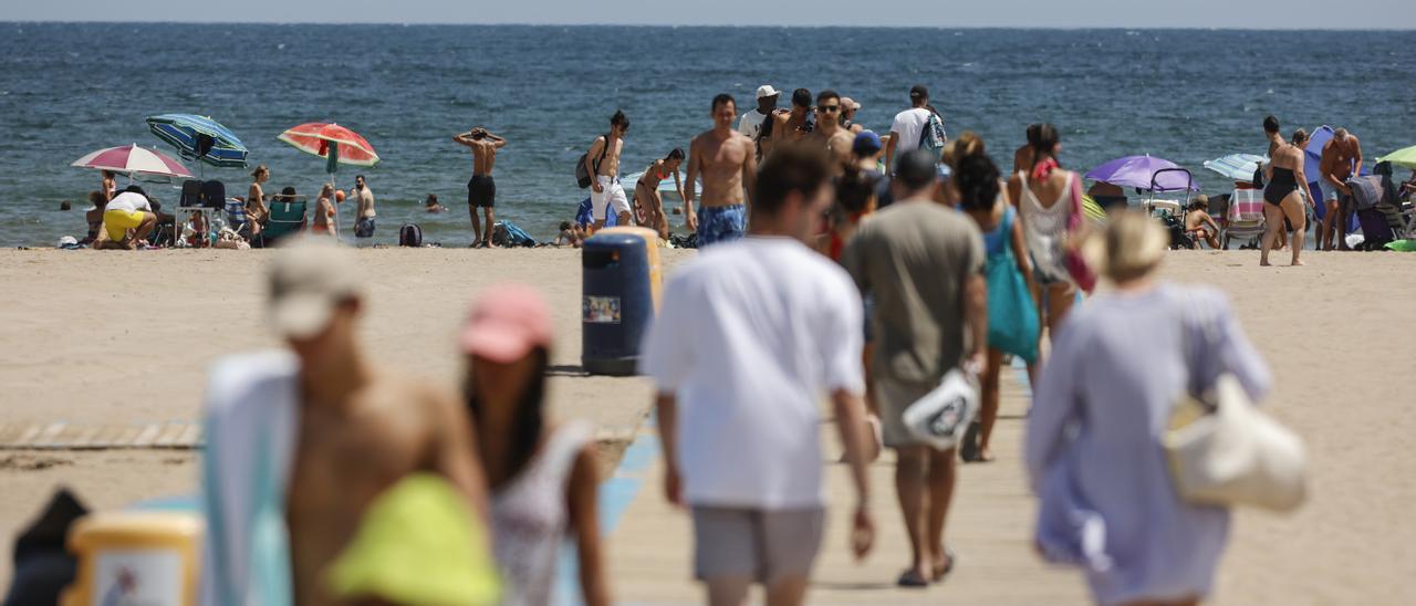 Bañistas disfrutan en la Playa de la Malvarrosa.