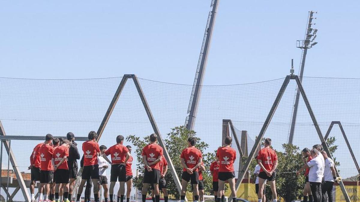 Un momento del entrenamiento de ayer del Sporting en Las Palmas. | RSG