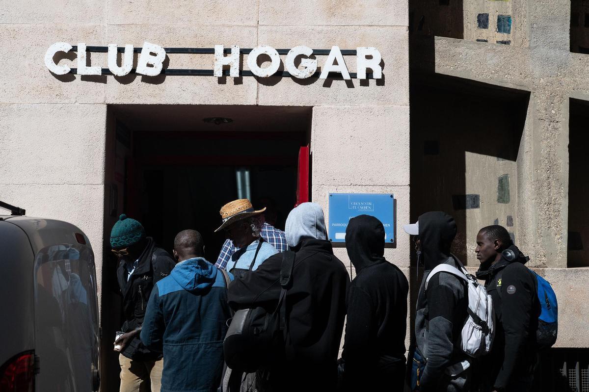 Fila de personas en el comedor del Carmen.