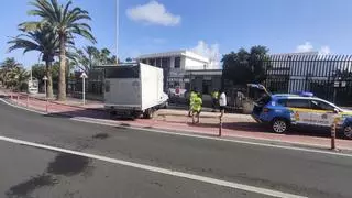 Un camión sin conductor se estrella contra una puerta del Ejército del Aire en Las Palmas de Gran Canaria