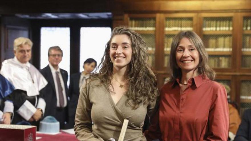 Laura Amador recoge su galardón.