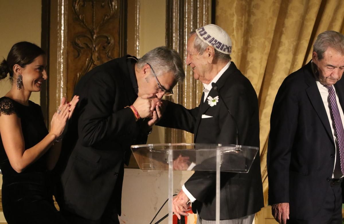 Córdoba rinde homenaje a Elio  Berhanyer con una gala en el Círculo de la Amistad