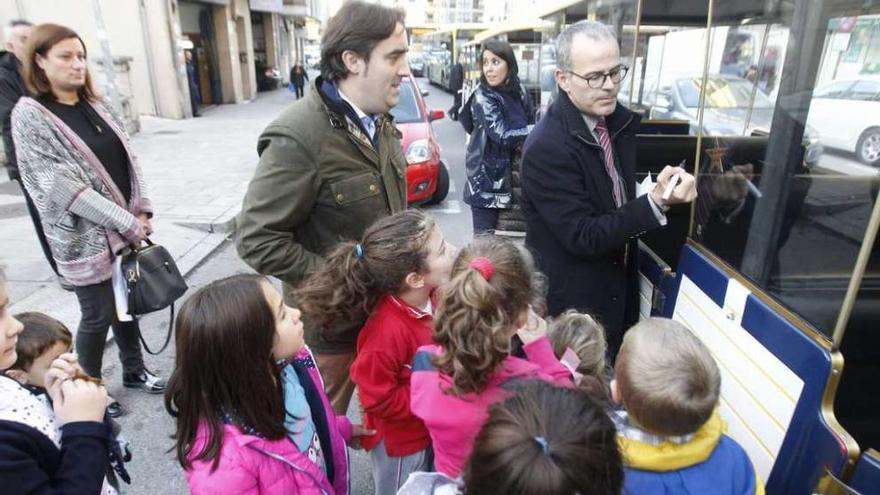 Los niños con el alcalde y los ediles J.Pumar y Ana F.Morenza, antes de subirse al tren. // Jesús Regal