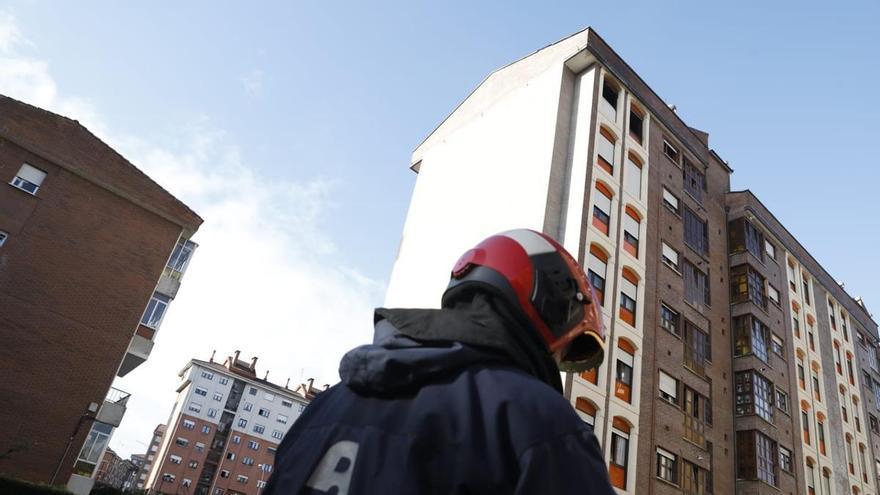 Un fallo en una manta eléctrica origina un incendio en una vivienda de la calle Valdés Salas de Avilés