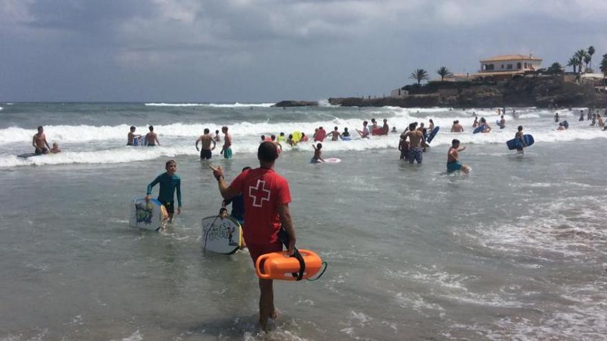 Rescatan en la playa de Xàbia a un padre y a sus hijos arrastrados mar adentro por la resaca