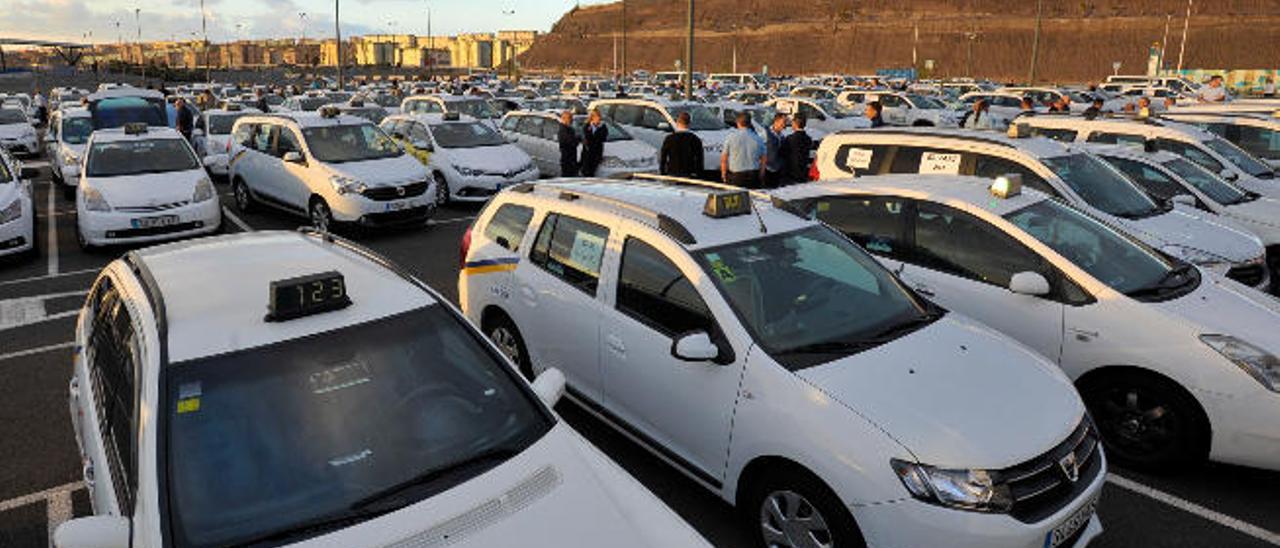 Ramírez sopesa un referéndum entre los taxistas antes de implantar el día libre