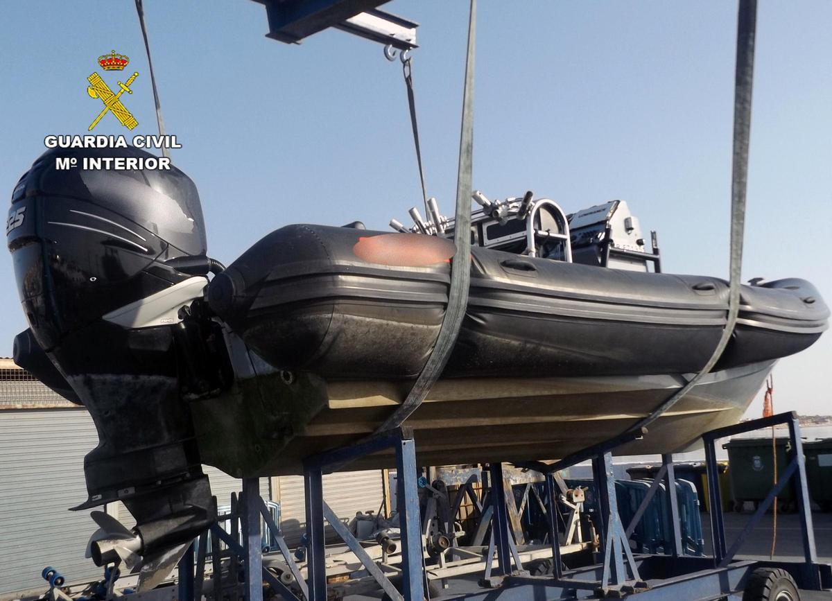 Detalle de la embarcación decomisada en el marco de la operación.
