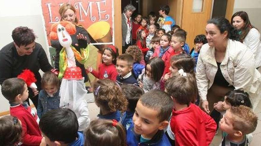 Los niños despiden a la protagonista de la obra &quot;Lume&quot;, ayer. // J. De Arcos