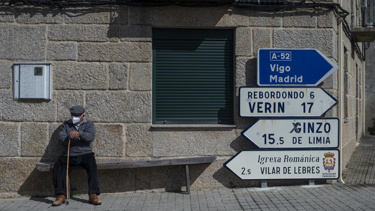 Un vecino de Cualedro espera sentado en un bando. // BRAIS LORENZO