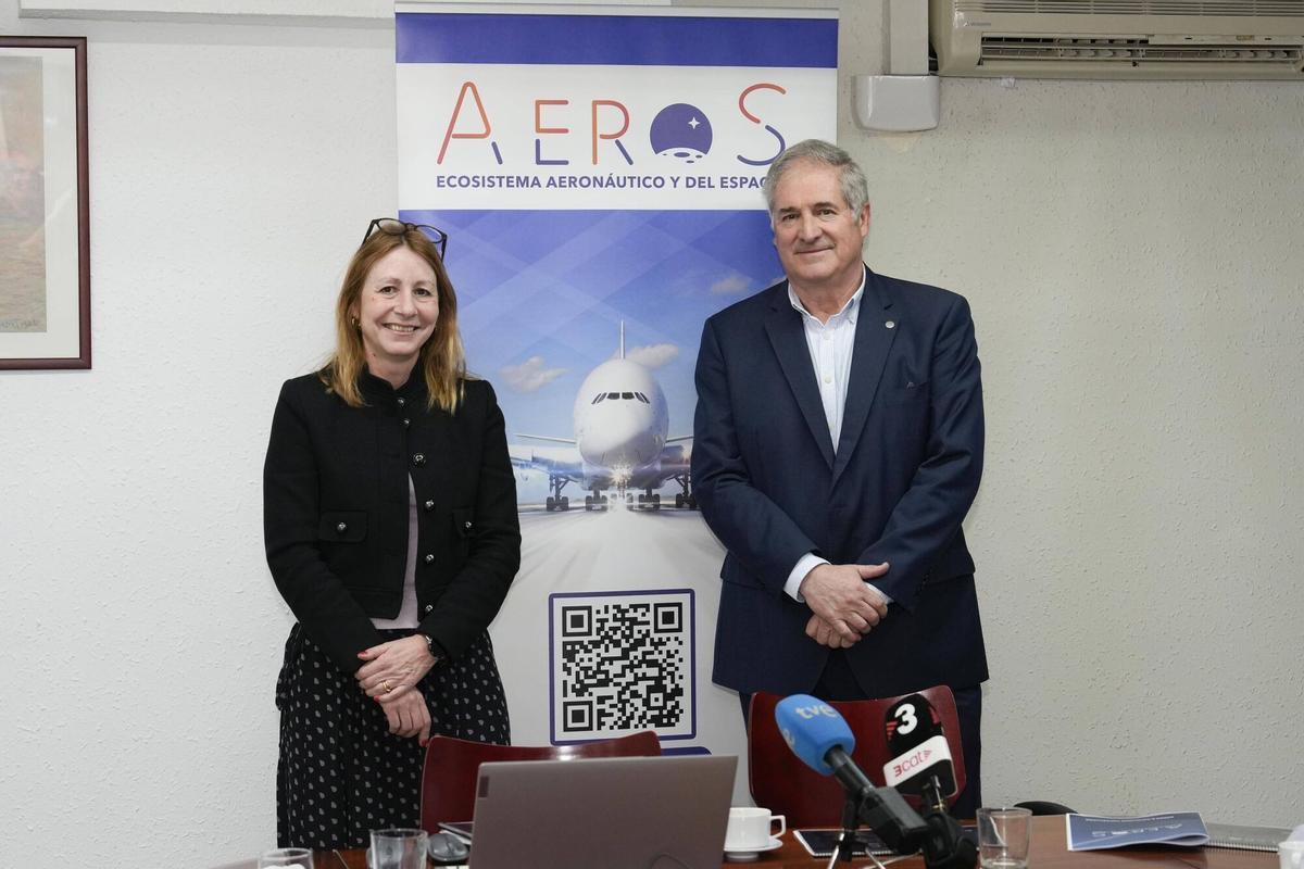 Presentación de la asociación AeroS, clúster catalán del sector aeronáutico, espacial y de defensa. En la foto, su directora, Neus Olea, y uno de los vicepresidentes, Joan Martorell.