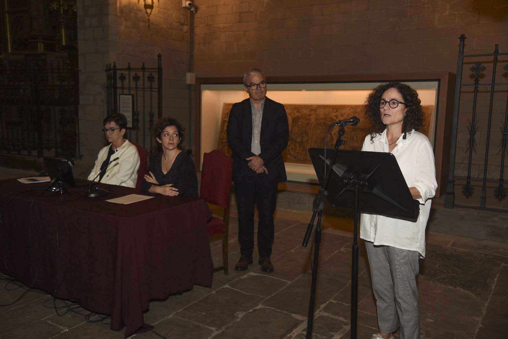 Un centenar de persones presencien a la Seu de Manresa la inauguració del frontal florentí restaurat