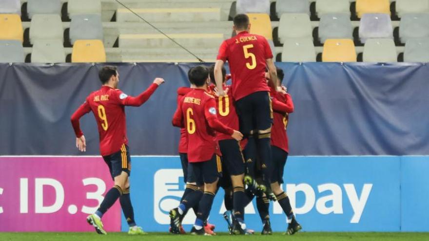 Los jugadores de España celebran uno de los goles, ayer. |  // SANDI FISER