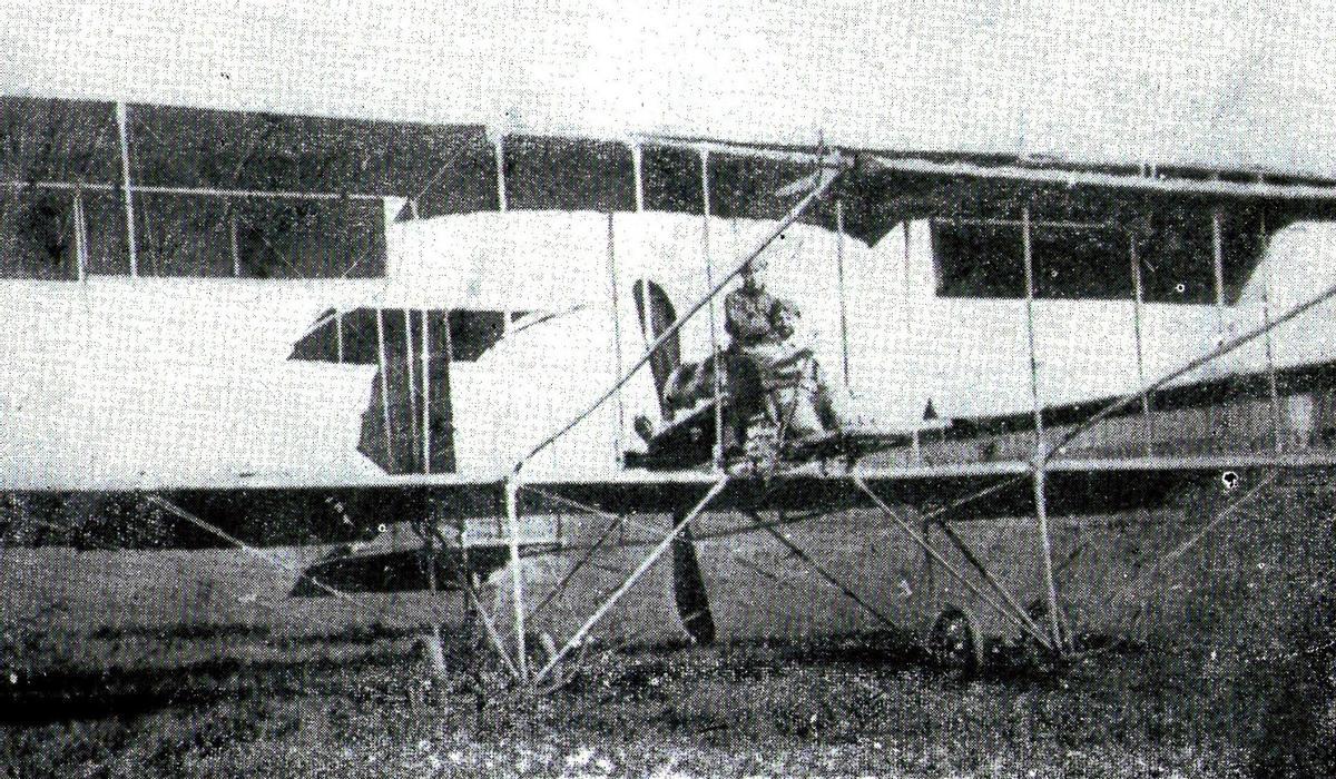 Oitavena bordo de un Farman biplano.