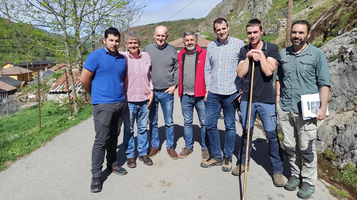 El ganadero, Cristian Cobrana, Belarmino Fernández, Pablo Priesca, Alejandro Calvo, Rubén Goñi, Borja Riesgo, y el director del Parque Natural de Somiedo, Fernando Alonso.