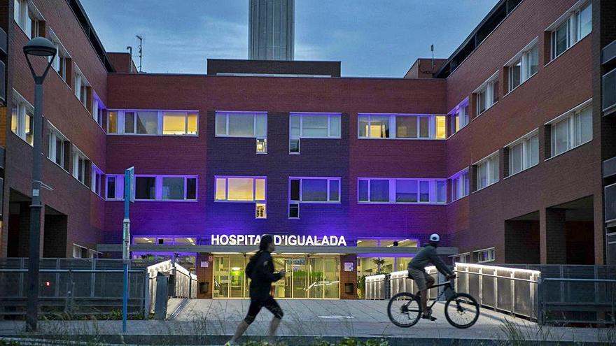 La façana il·luminada de l&#039;Hospital d&#039;Igualada en el dia internacional de la infermeria