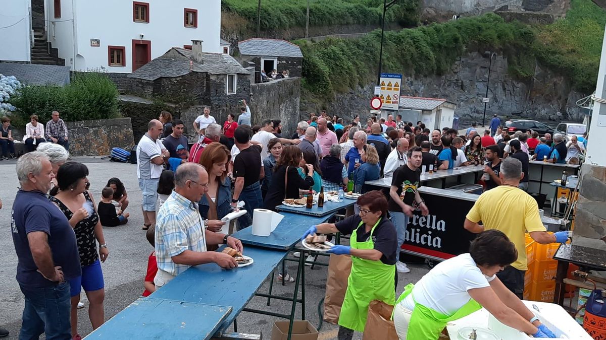 Reparto de las sardinas en una edición anterior de la sardinada de Ortiguera.