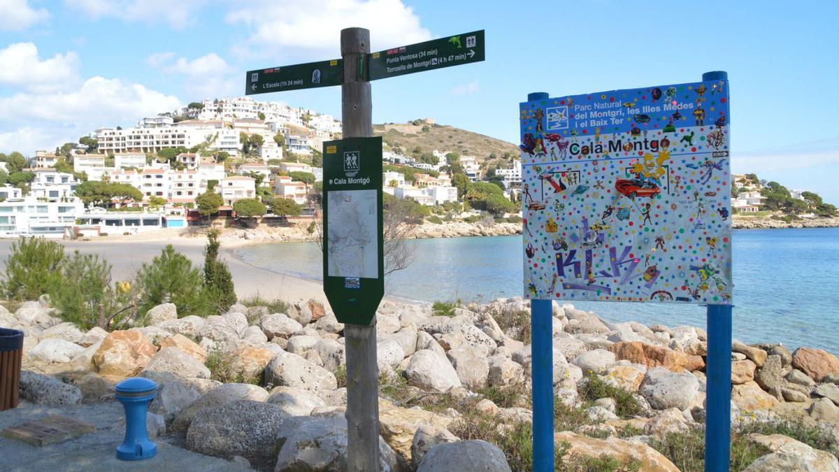 Rètols de la part municipal de Torroella amb la urbanització escalenca al fons