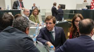 José Luis Martínez Almeida en el último pleno de la legislatura en el Ayuntamiento de Madrid con su equipo.