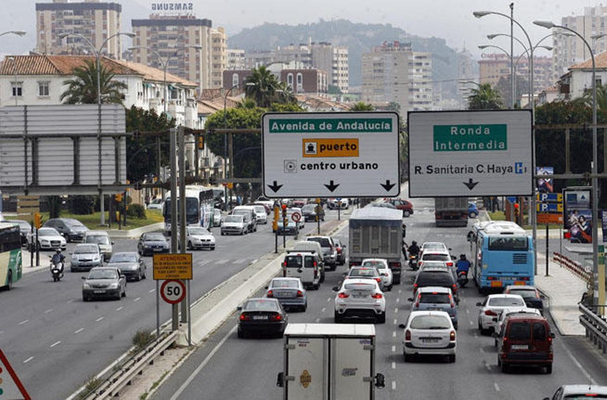 La zona de la plaza de Manuel Azaña es un punto crítico para el tráfico.