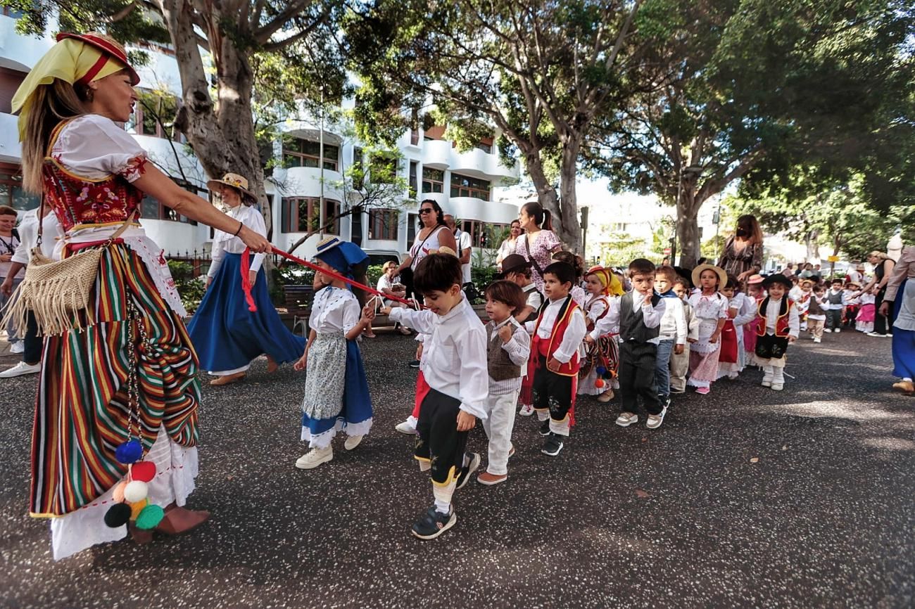 Romería infantil del colegio de La Pureza por la rambla de Santa Cruz