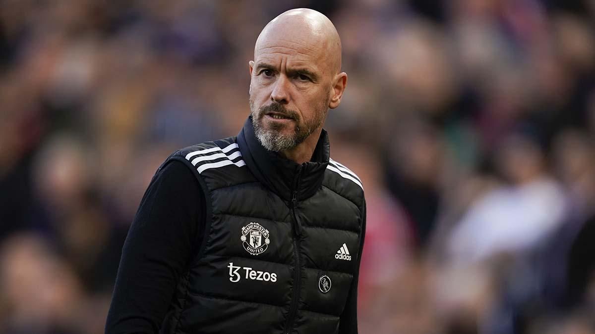 Erik ten Hag, entrenador del Manchester United, abandona el campo al finalizar el partido.