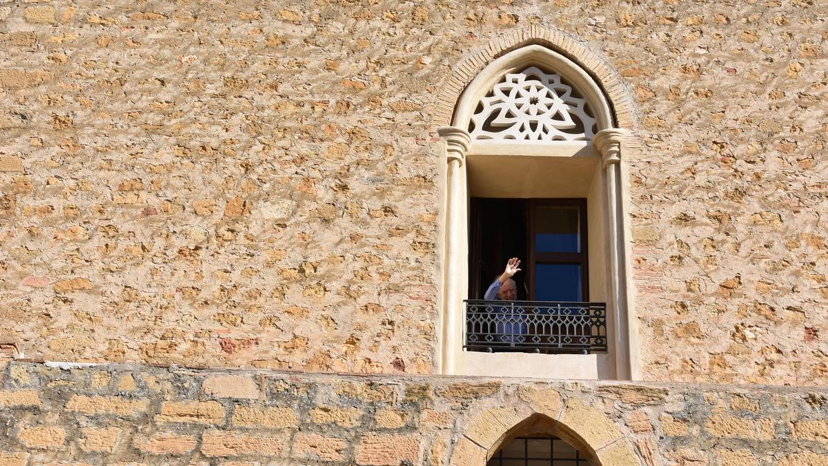 Atrincherado por la pandemia  en el último castillo habitado