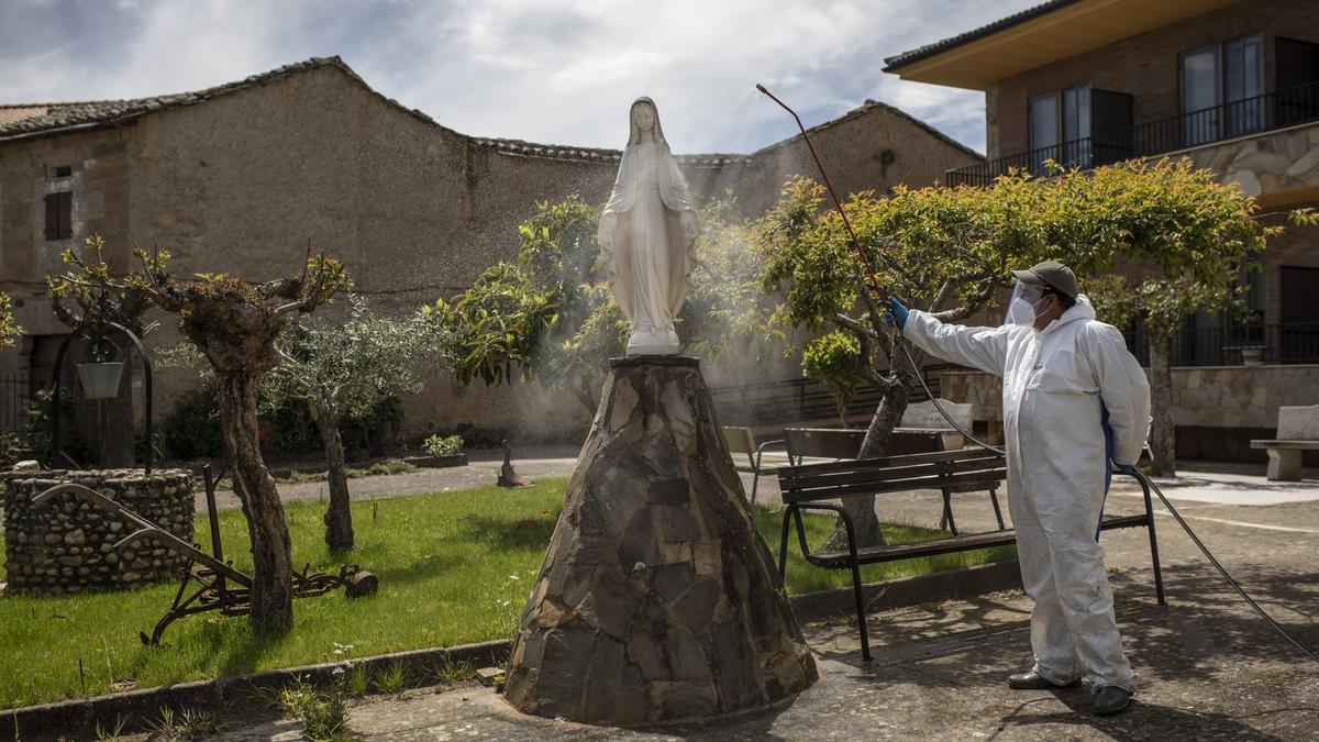 Desinfección en los exteriores de la residencia de Villardeciervos durante el estado de alarma