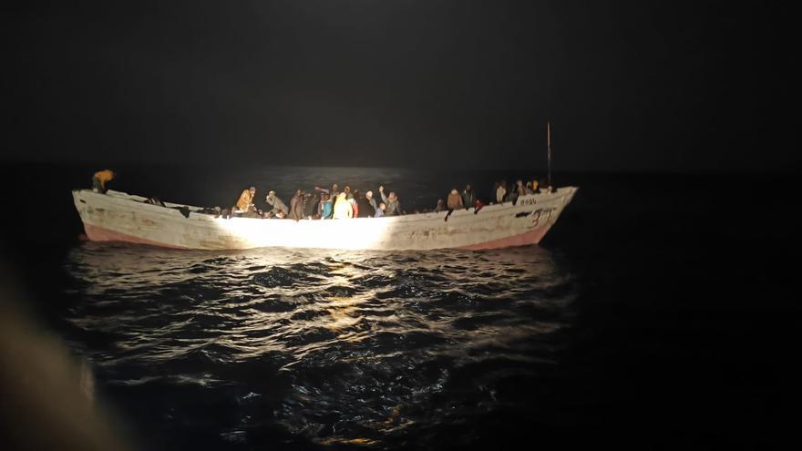 Rescue operations save 143 individuals traveling in two canoes to the south of El Hierro