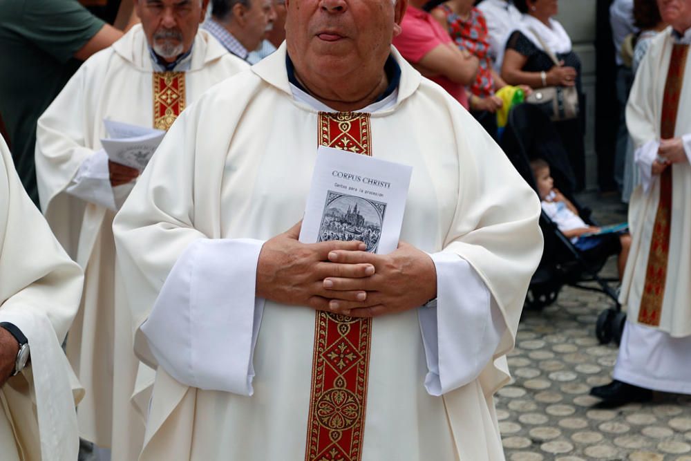 Málaga celebra el Corpus Christi en domingo y pese a las nubes que poco a poco ocupan los cielos, se palpa la alegría de vivir del arranque del verano