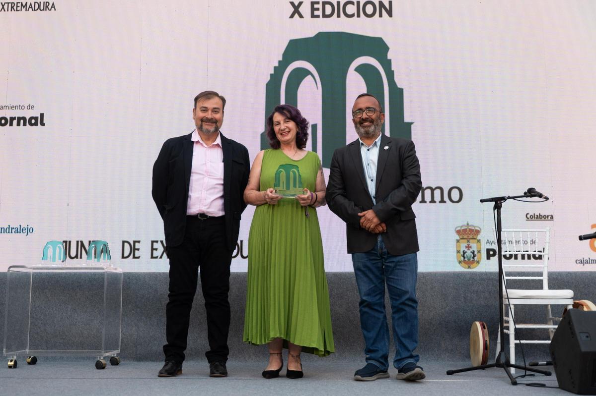 Miguel Ángel Morales, entregó el galardón a Nieves del Vado, alcaldesa de Baños de Montemayor, acompañada del gestor turístico José Antonio Sánchez.