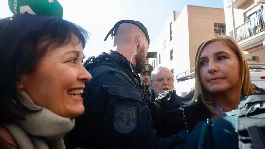 "Mira a mi familia", las víctimas acorralan a Salomé Pradas a la salida de los juzgados de Catarroja