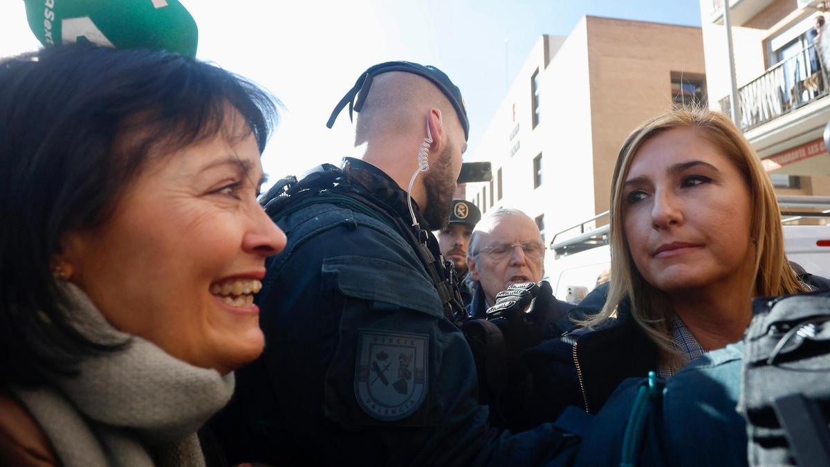 "Mira a mi familia", las víctimas acorralan a Salomé Pradas a la salida de los juzgados de Catarroja