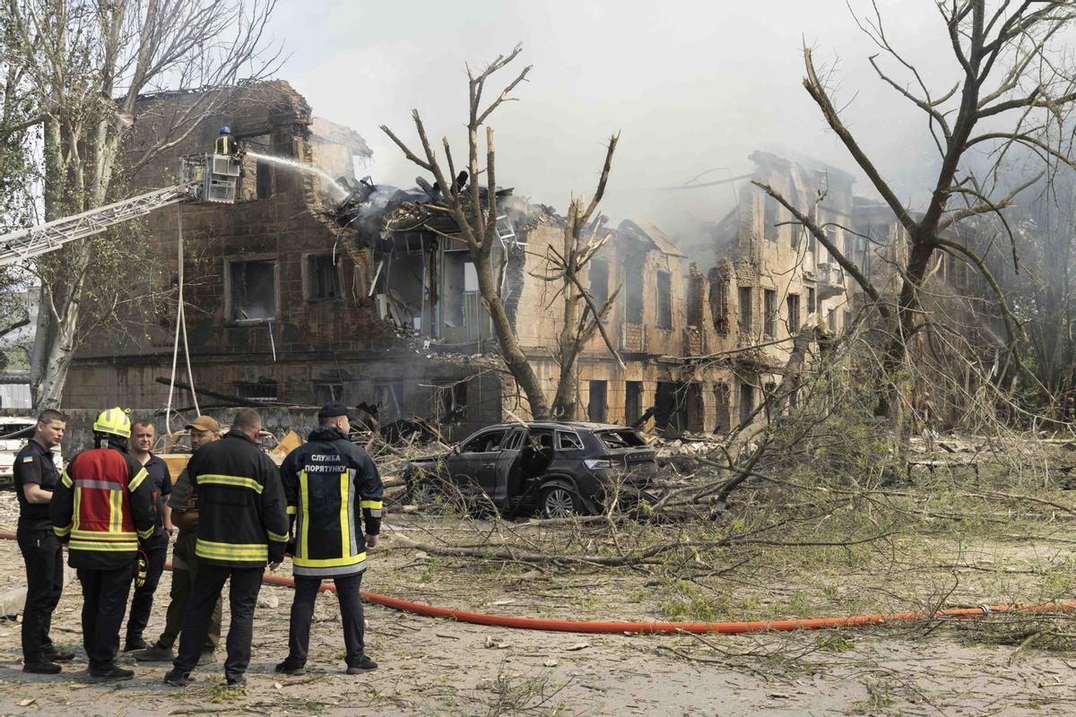 Rusia bombardea un hospital en Dnipro y causa al menos dos muertos