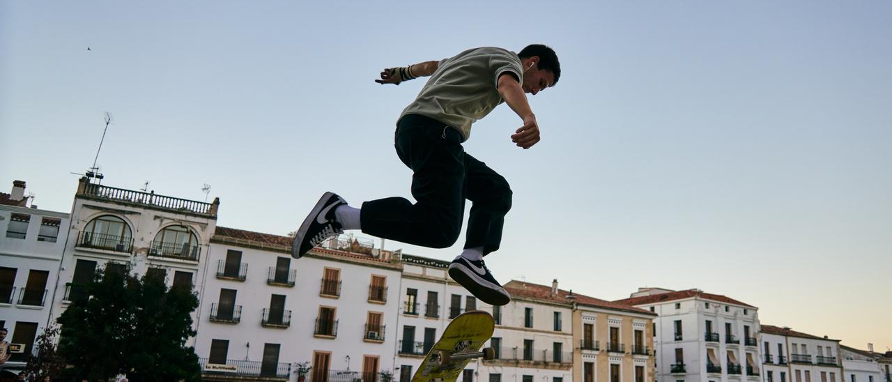 Un joven practica ‘skate’ en la plaza Mayor de Cáceres. Los ciudadanos de 16 a 29 años suponen el 15% del censo de la ciudad (suman 14.572). Demandan que las áreas