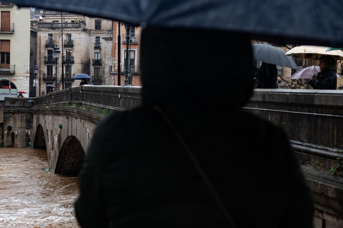El río Onyar a su paso por Girona durante el temporal de lluvias.