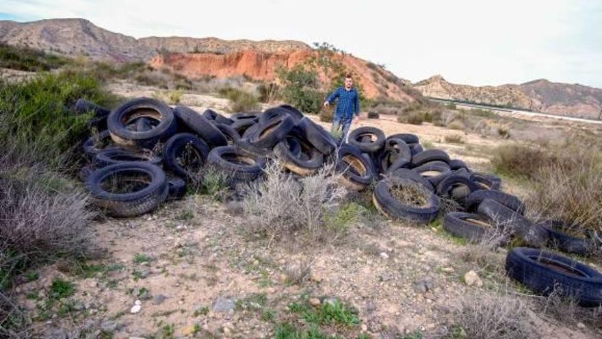 Aspe investiga el vertido de neumáticos en el paraje natural de Los Aljezares