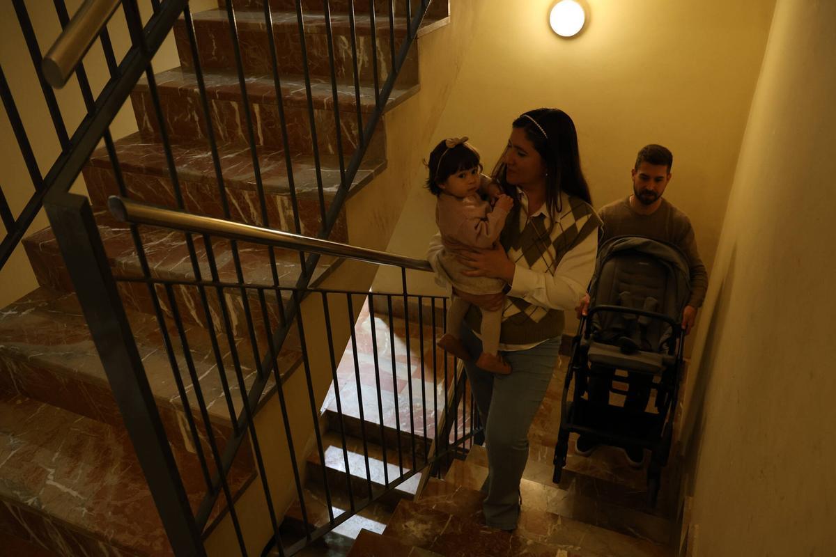 José, Sermira y su hija Valeria suben y bajan diariamente tres pisos al no funcionar el ascensor cinco meses después de la dana.