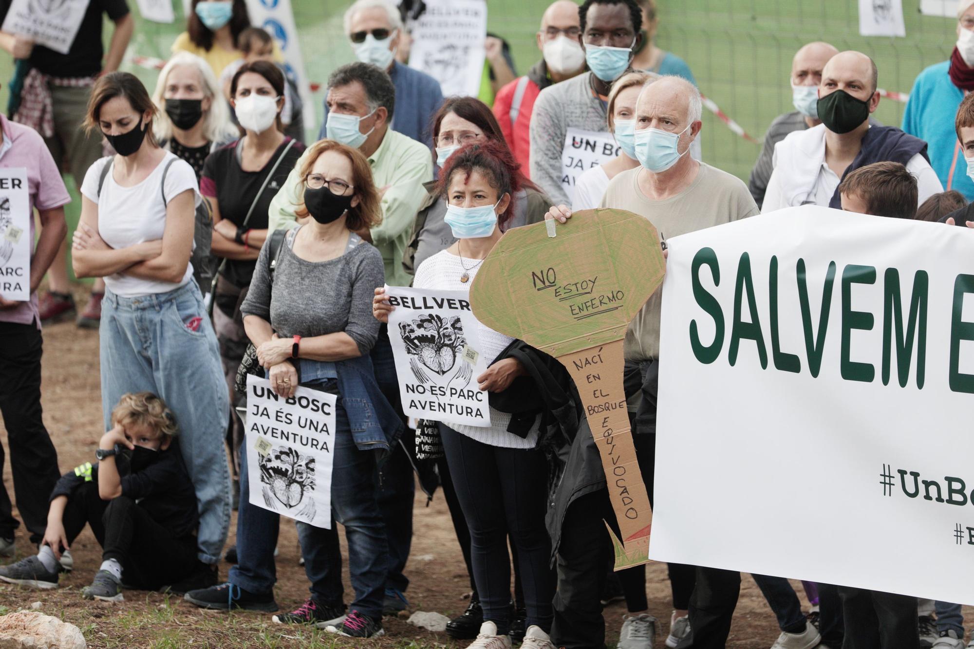 Más de 130 personas participan en la caminata contra el parque de aventuras en Bellver