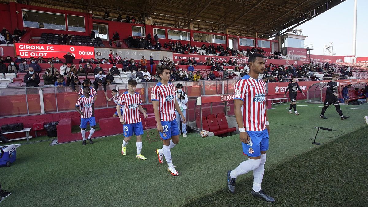 Els jugadors del filial saltant a la gespa de Montilivi per jugar contra l'Olot el 2022