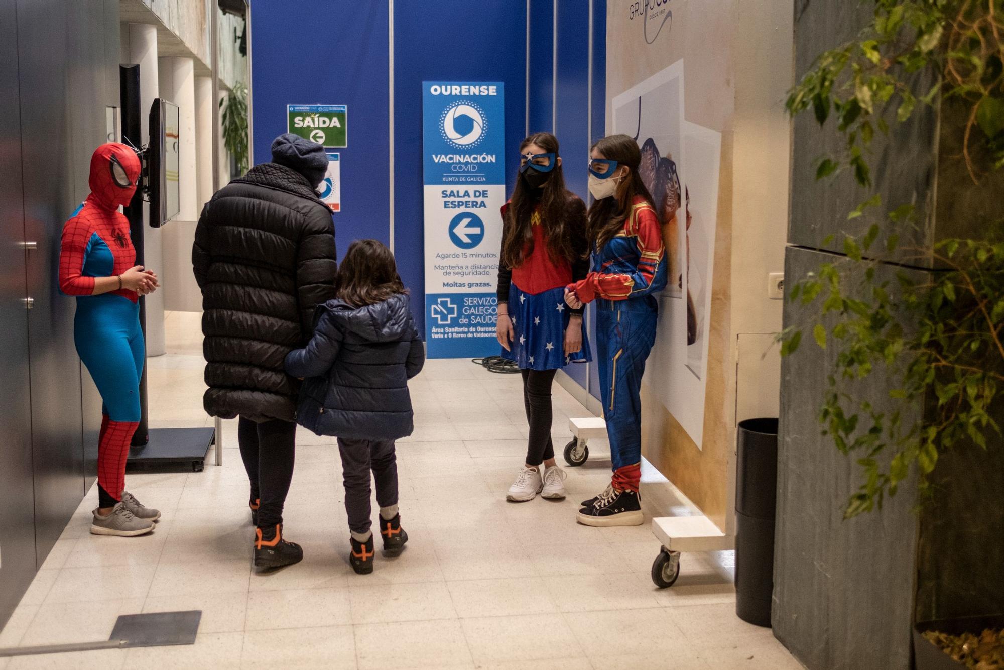 Los superhéroes cumplen su 'misión vacuna' en Ourense