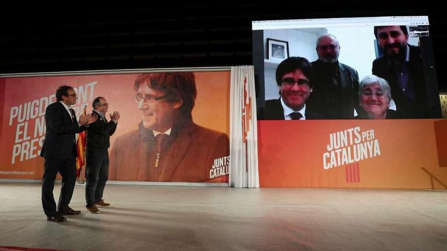 Josep Rull y Jordi Turull hablan por videoconferencia con Puigdemont y los exconsellers huidos. // Reuters